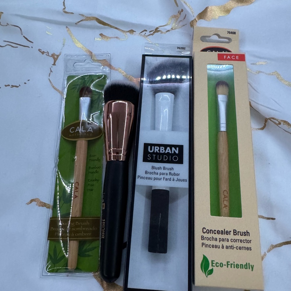 Makeup Brush Set with Black and Natural Wood Handles